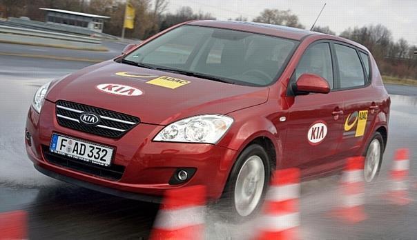 ADAC bietet Fahrsicherheitstraining für junge Fahrer. Foto: Auto-Reporter/ADAC